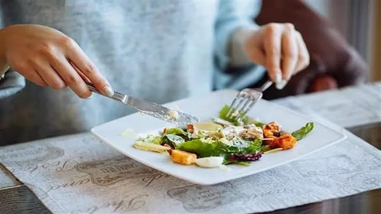 3-أطعمة-ومشروبات-لا-تتناولها-على-معدة-فارغة.-تضر-بصحتك