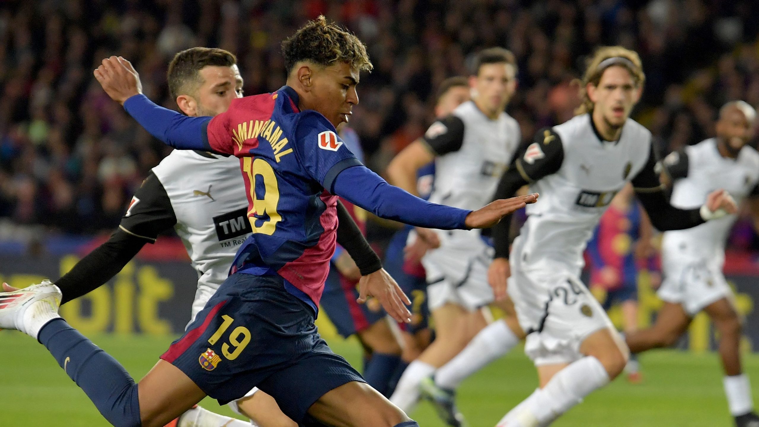 the-date-of-the-barcelona-and-valencia-match-in-the-spanish-league-2025-2026-and-the-service-channels