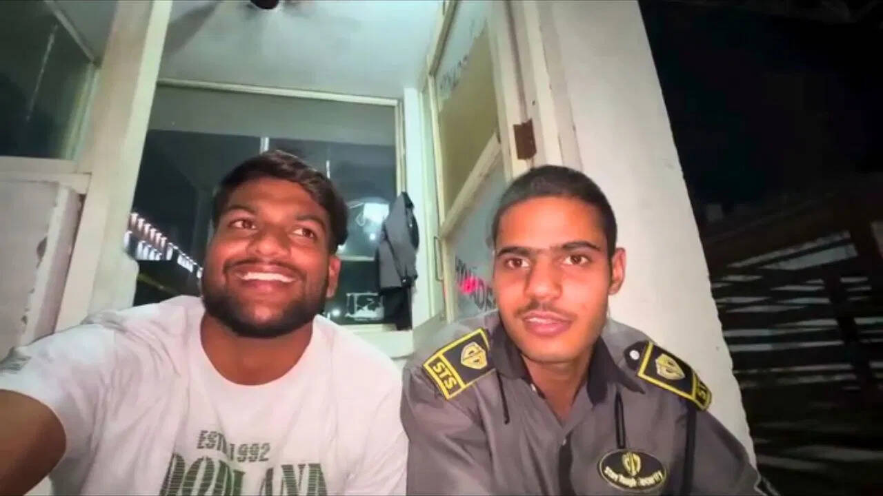 Laughs to listen to the guards – people laugh! Talk – ‘in the salary of 8000, of the terrorist …’ Watch the fun video