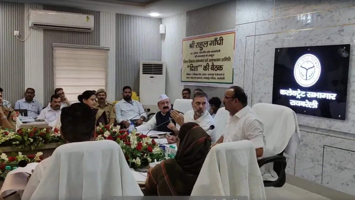 Video of a sharp debate between Rahul Gandhi and the Yogi Government Minister Dinesh Pratap Singh Viral