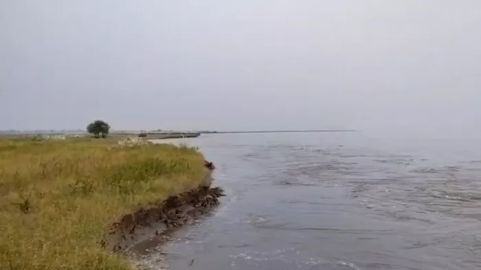 Sant Kabir Nagar -Flood: Saryu’s erosion causes fertile country that merges into the river stream, farmer worries – Sant Kabir Nagar Land Erosion and Flood Crisis Grips Villages Towns Towns