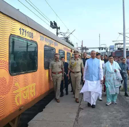 Governor Acharya Devvrat, who left Mumbai of Tejas Express, will take additional responsibility from Maharashtra