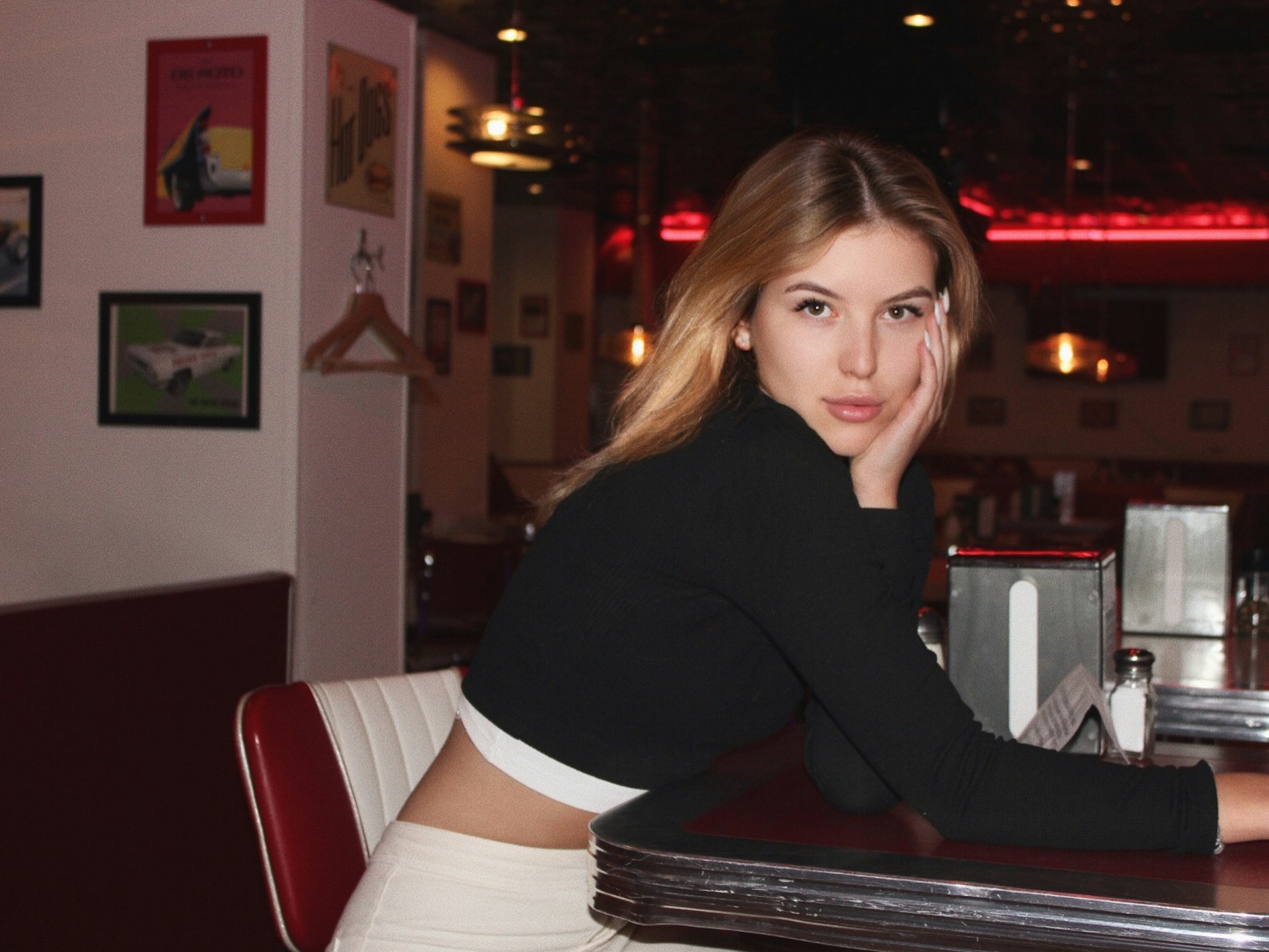 Learn from 7 signs, the girl flirts with you
