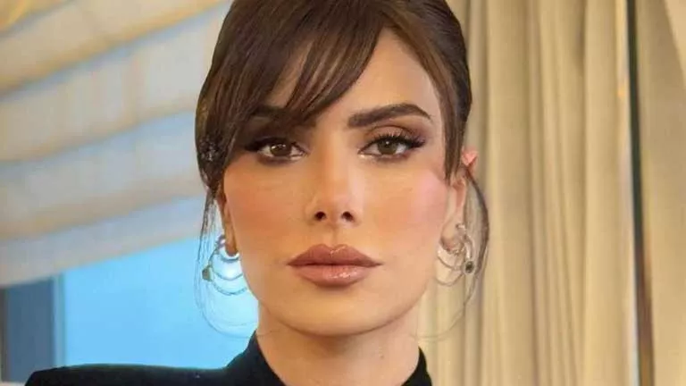 صبا-مبارك-بفستان-قصير-وجريء.-كيف-نسقت-إلالتها؟