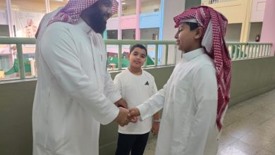 بعد 35 عاماً.. معلم متقاعد يرفض وداع مدرسته ويعود إليها يومياً متطوعاً
