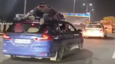 Delhi-Meerut Expressway: Car ran on the highway after sitting on the roof, cutting on the highway, the challenge of so much money-ncr Ghaziabad News Car Roof Riders fined on Delhi Meerut Expressway