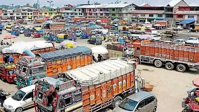 JAMMU NEWS: Sopore, which is buzzing with Apple, is silent in the Mandi, all the Mandis of the Valley closed two days – Kashmir Fruit Mandis was abandoned due to the strike of trucks