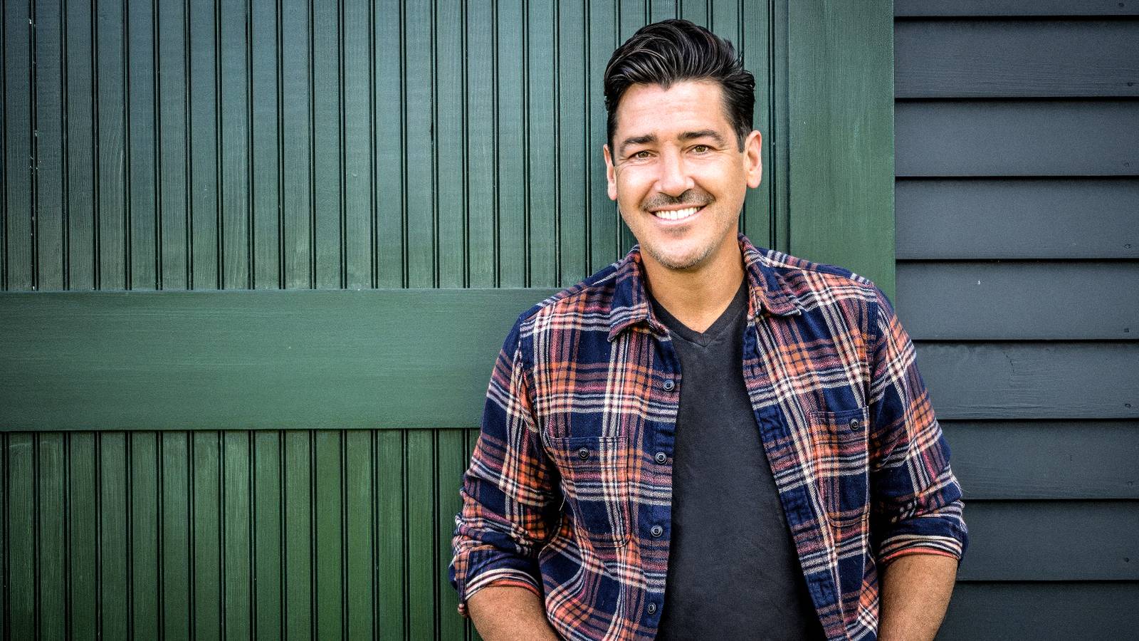 nkotb’s-jonathan-knight-finds-what-he-in-reality-thinks-of-hgtv’s-farmhouse-fixer-cancelation