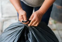 man-employ-bin-bag-and-string-technique-to-set-wasps-some-distance-from-his-dwelling