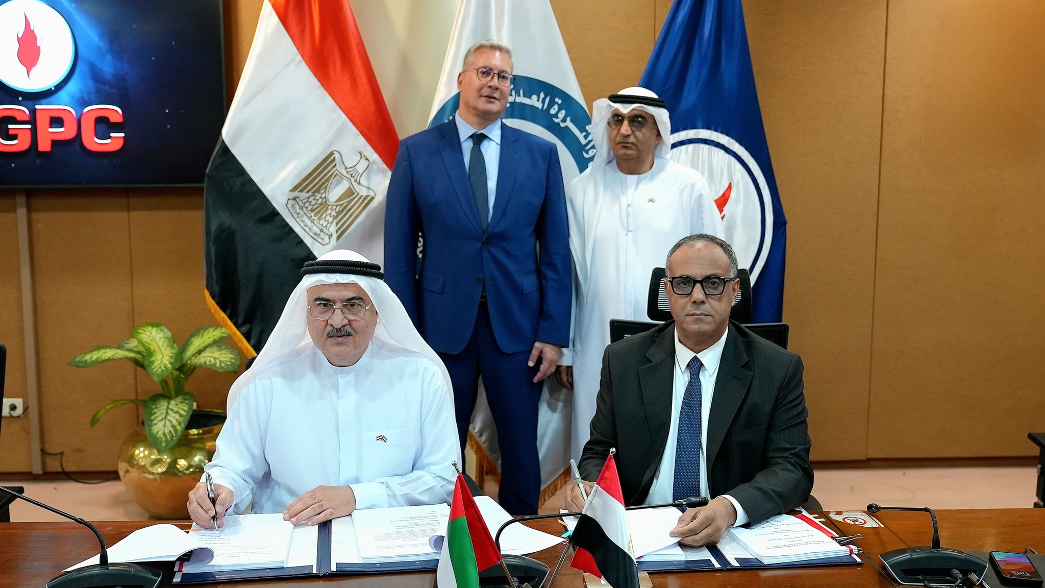 مصر توقع 3 اتفاقيات جديدة للبحث عن النفط والغاز