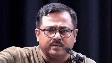Economist and former CPM leader prasenjit evil to join the Kolkata congress today. Who is he?