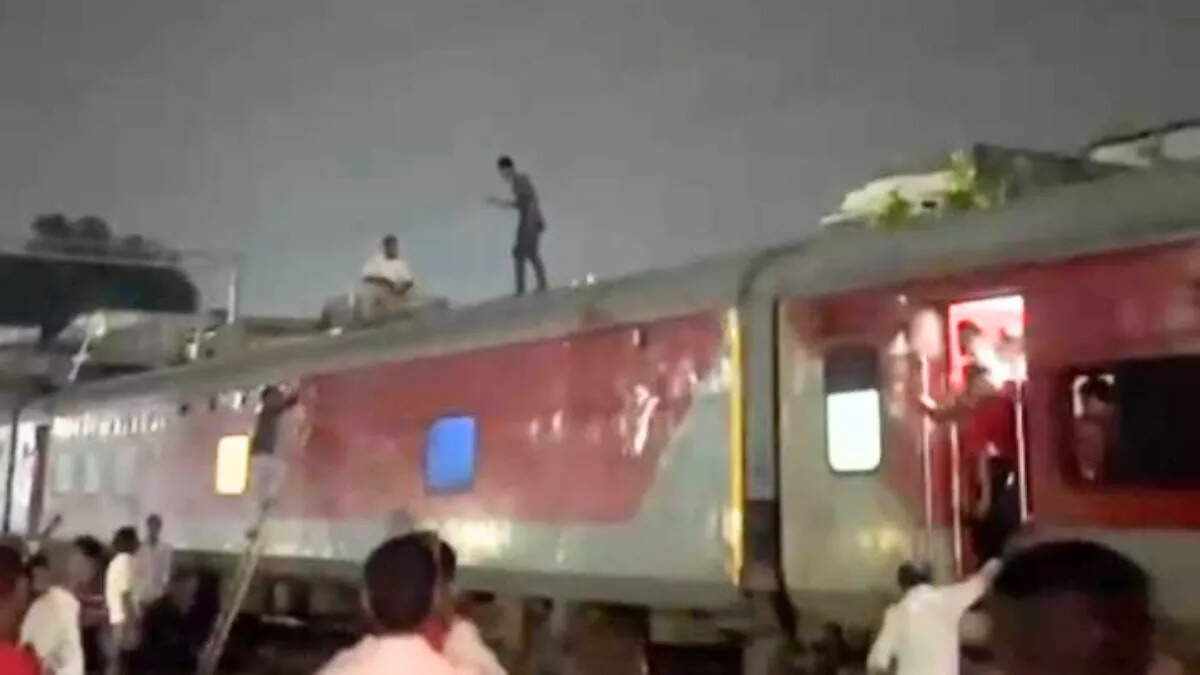 Sensational case of young man climbing on the roof of the train on the platform, postponed major accident