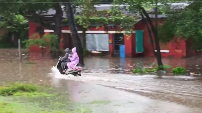 Flooding situation in Chakradharpur Railway Colony in continuous rain, drain water into the railroad quarters -Chakradharpur Railway Colony flooded residents blame poor drainage