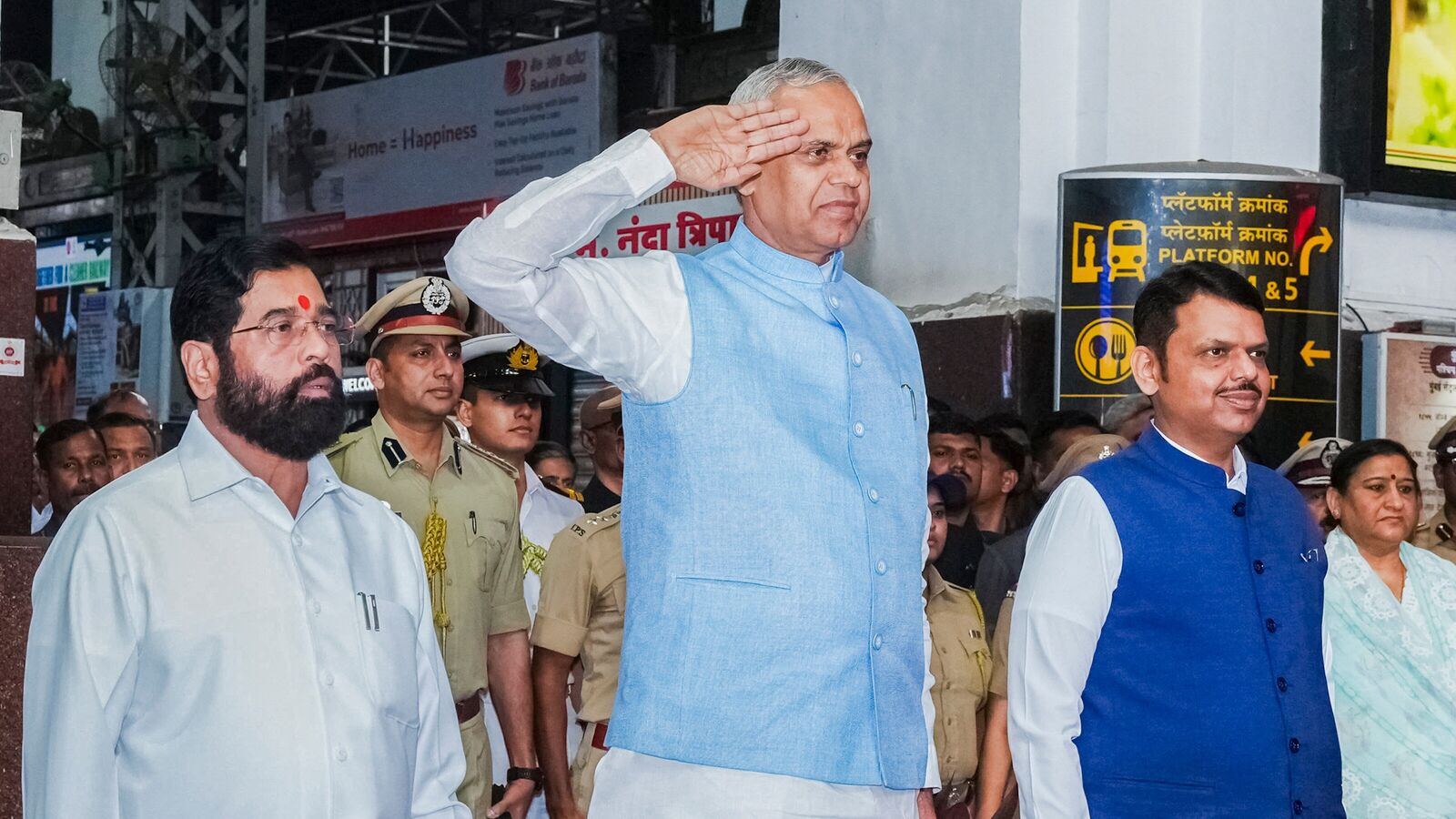 Acharya Devvrat takes an oath as the governor of Maharashtra | Watch