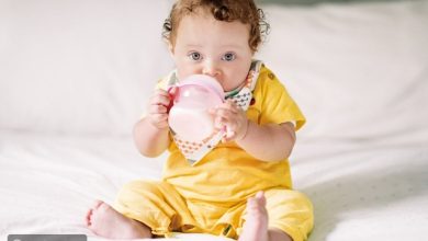 دليلك-لفهم-علامات-شبع-طفلك-وتغييته-الصحية