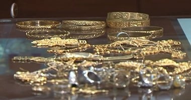 a-girl-chases-her-husband-to-ruin-and-asks-him-to-advance-jewellery-weighing-210-grams.-info
