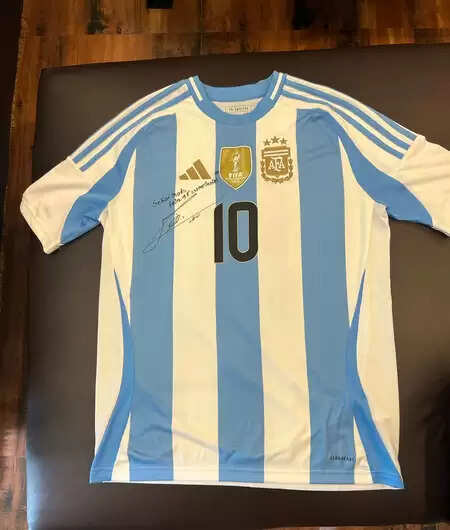 Star soccer player Lionel Messi sent a signature on the birthday of PM Modi