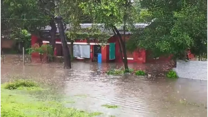 Rain has become a disaster! Flooding situation in Chakradharpur Railway Colony, Water or Drains enter Railway Quarters – Heavy Rain Floods Railway Colony in Chakradharpur