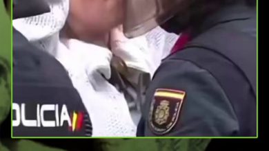 لحظة صادمة أصبحت ترند .. فتاة تنظر بثبات نحو شرطي إسباني خلال مظاهرة داعمة لأهالي غزة، فتربكه…