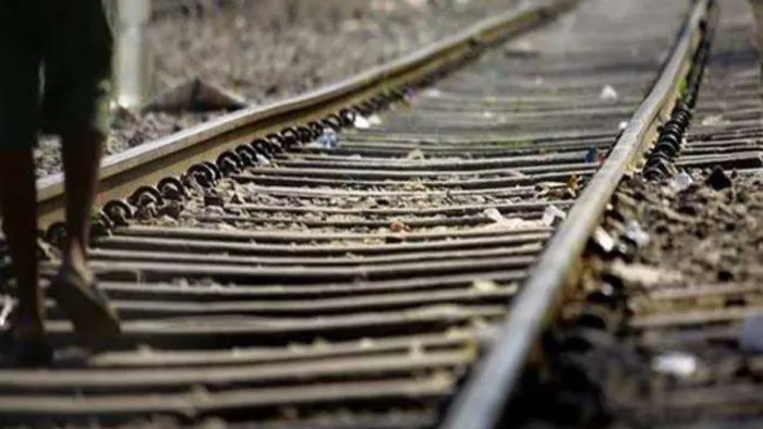 Train crash: Overphone gets naked! Two youths who cross railway tracks in Siwan who died by train accident – train crash two who died by train while using earphones in Siwan
