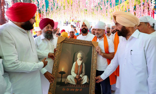 Rahul Gandhi, who went to know the condition of flood victims in Punjab, is caught up in a new controversy, why was there a jerk about tying siropa in the video?