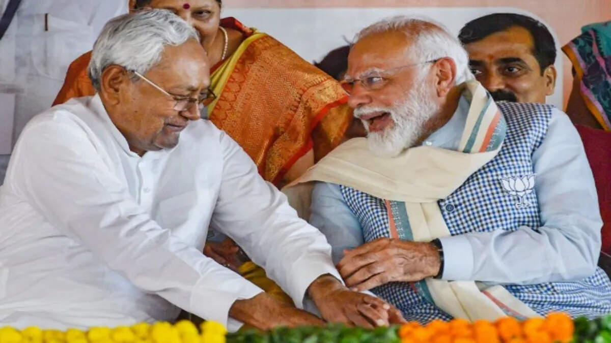 Get up and bow in front of them … CM Nitish knows what in praise of Premier Modi knows