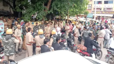 In the Varanasi Court, advocates beat Daroga and deployed police in the family -Varanasi police officer who was assaulted by advocates in the court complex