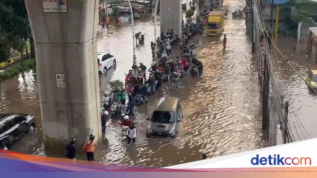Jalan Ciledug Raya South Jakarta is still inundated, many motorcycles have broken