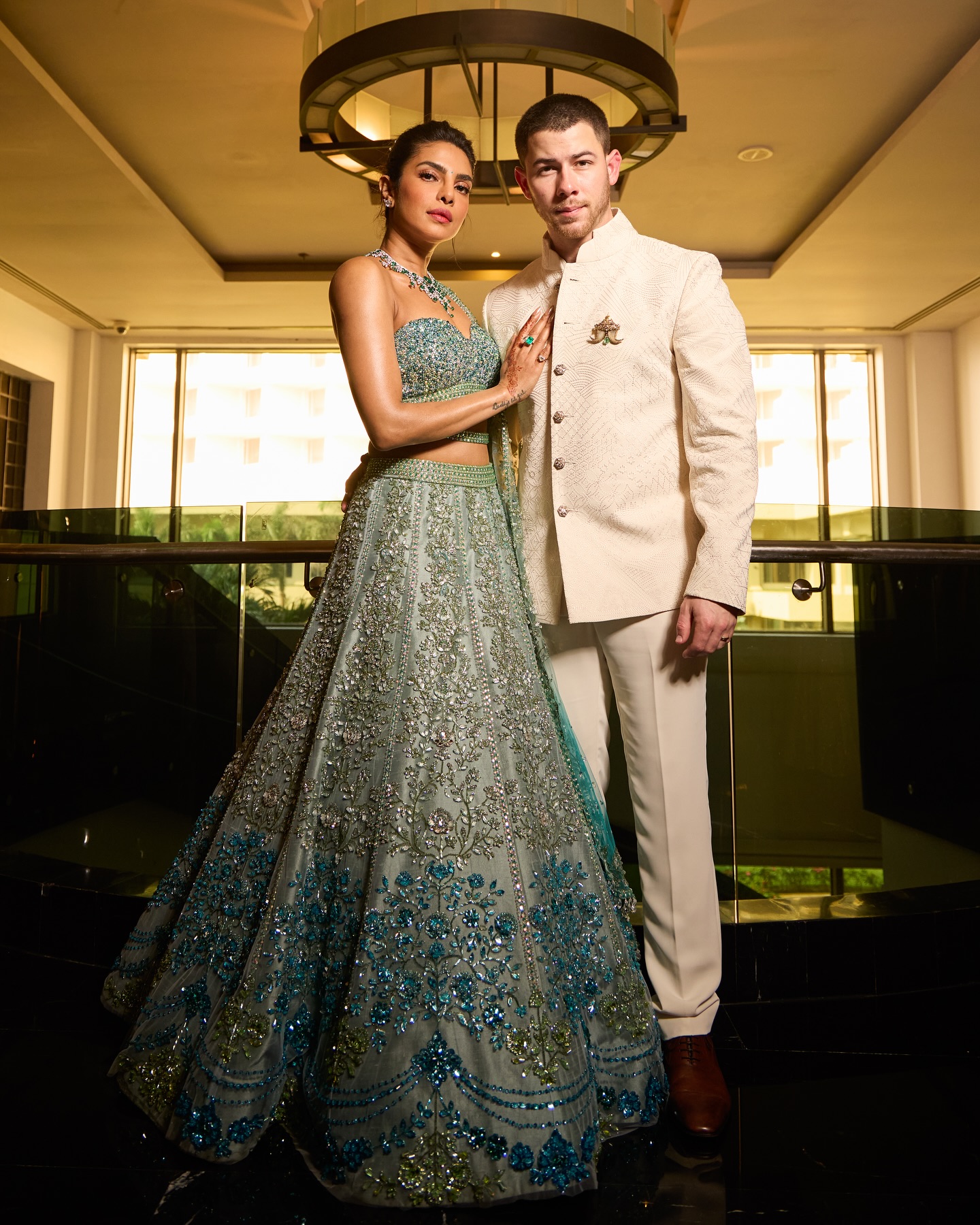 بمناسبة عيد ميلاد NickJonas.. ألقِ نظرة على سحر وفخامة مجوهرات زوجته النجمة التي تخطف الأنظار….
