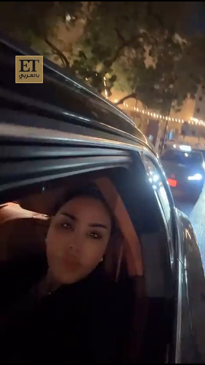 “بعد حفلتها في جدة، أحلام تقوم بجولة في شوارع المدينة وتزور متحف طارق عبد الحكيم.”