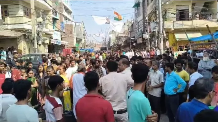 Demonstration of people who are on request for FOB in Kiradi, residents sent letters to MP by stopping traffic – NCR Nangli residents protest railway wall question