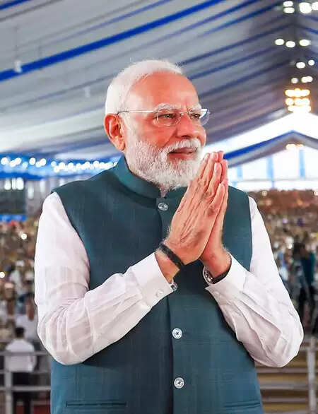 Enthusiasm in Kashi on the 75th birthday of PM Modi, schoolchildren created human chain