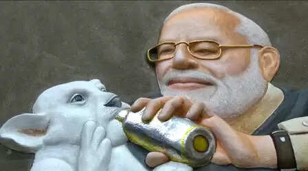 Delhi Painter made a unique painting of PM Modi with cow nong, Heart won on birthday