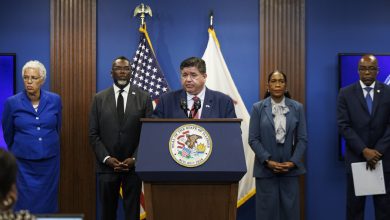 pritzker-slams-feds’-silence-on-deadly-ice-taking-pictures-in-franklin-park
