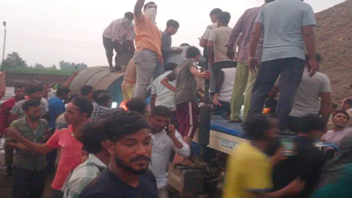 Bijnor News: Sensation due to the bodies of two youths standing in a tractor tanker in Sugar Mill, riots of villagers – Bijnor News Two bodies found in the tanker in Dhampur Sugar attic Abellations.
