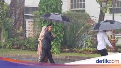 Ahmad Dofiri carried an official uniform and arrived at the palace before the inauguration
