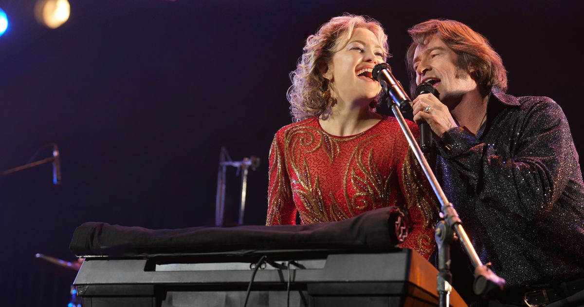 hugh-jackman-sings-neil-diamond-in-a-wig-in-‘song-sung-blue’