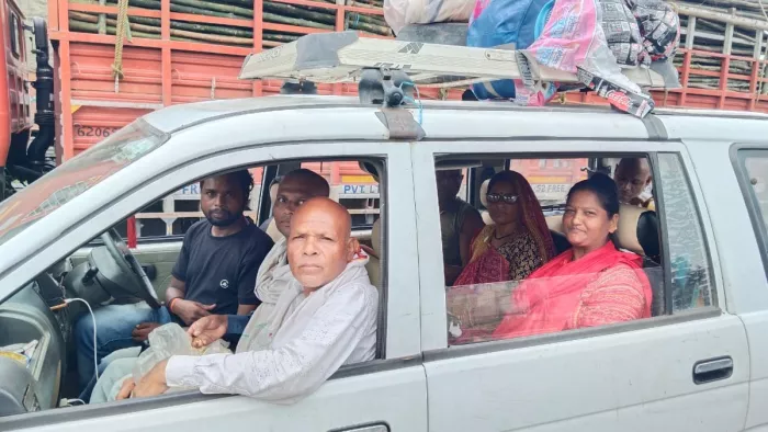 10 km jam, tourists who go to donation due to the repair of the Son River Bridge of National Highway – Repairs to the Son River Bridge on National Highway led to a 10km tourist traffic jam stranding