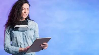 كيف تعيش الفتاة حياة متوازنة بين التكنولوجيا والواقع؟