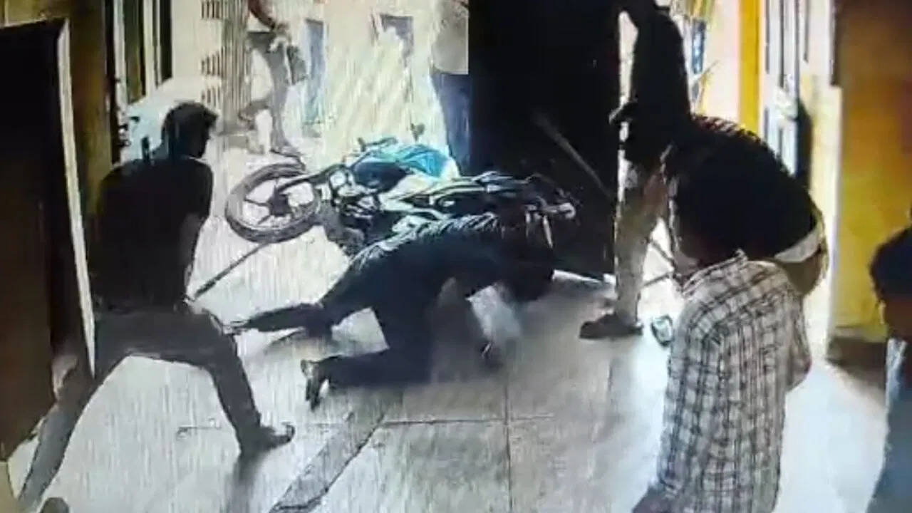 Students beat fellow students at the Engineering College in Bhagalpur, allowed to ventilator in aiims