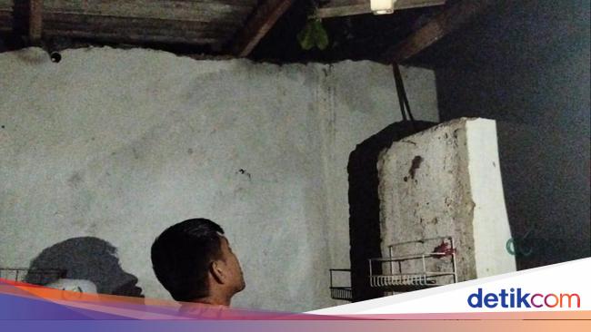 Trew trees timpa houses of residents in bogor, difficult residents