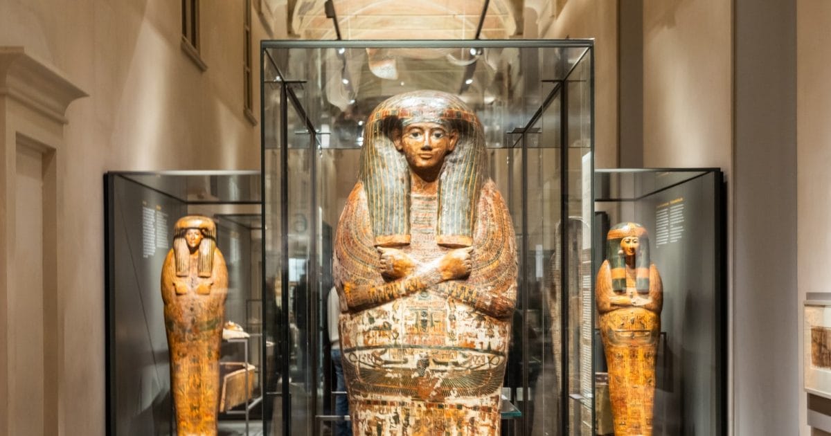 10000 years ago it was the oldest mum in the world, dried with smoke ..