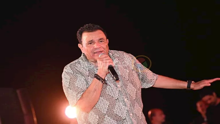 محمد-فؤاد-يغني-“أمريكا-شيكا-بيكا”:-حذرنا-منها-زمان-واللي-يجي-جنبنا-نقر