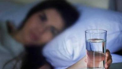 «بتحط كوباية المياه جنب السرير».. العلم يحذر: أنت تشرب بيض حشرات وبكتيريا