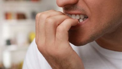 قد يتسبب في إصابتك ب«السالمونيلا».. طبيب من «هارفارد» يُحذر من قضم الأظافر