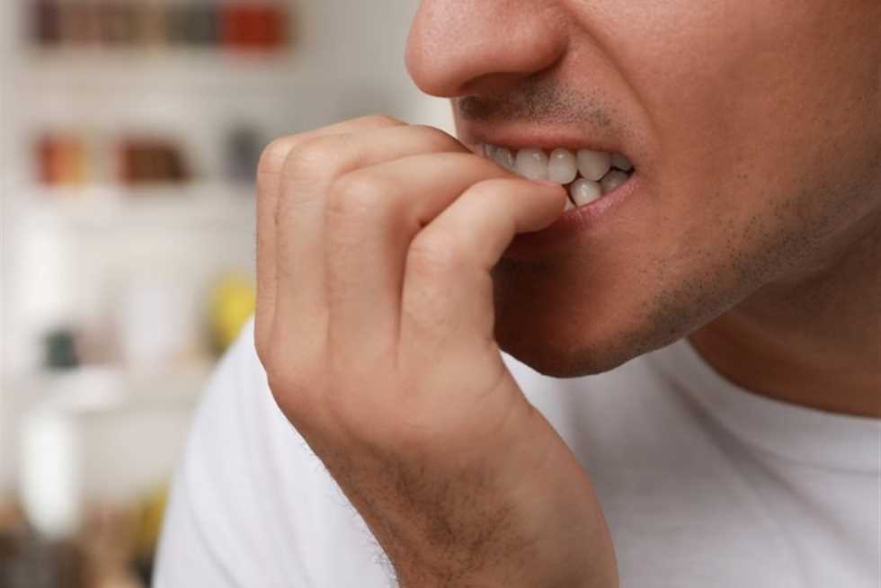 قد يتسبب في إصابتك ب«السالمونيلا».. طبيب من «هارفارد» يُحذر من قضم الأظافر