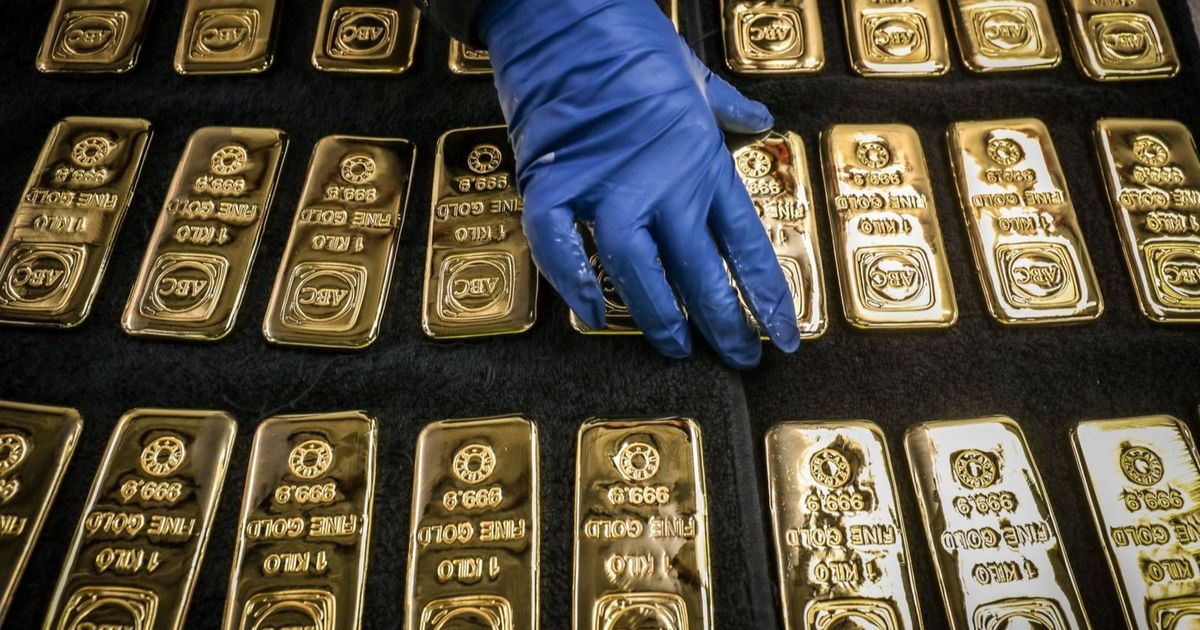 The price of gold is below a record level with the increasing caution of the US federal statements