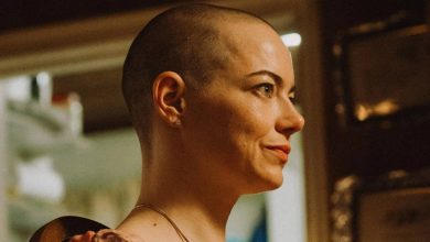 emma-stone-&-jesse-plemons-reach-new-heights-in-yorgos-lanthimos’-plucky-thriller