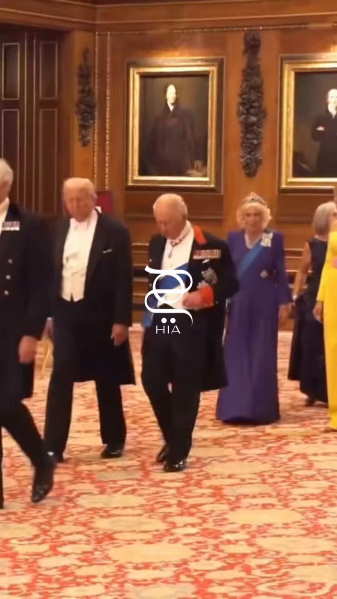 خطفت الأنظار أميرة ويلز كيت ميدلتون بفستان ملكي فخم باللون البيج الذهبي من تصميم المصممة…