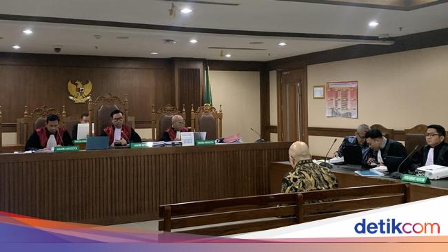 Former Director of Taspen Ans Kosasih was sued ten years in prison